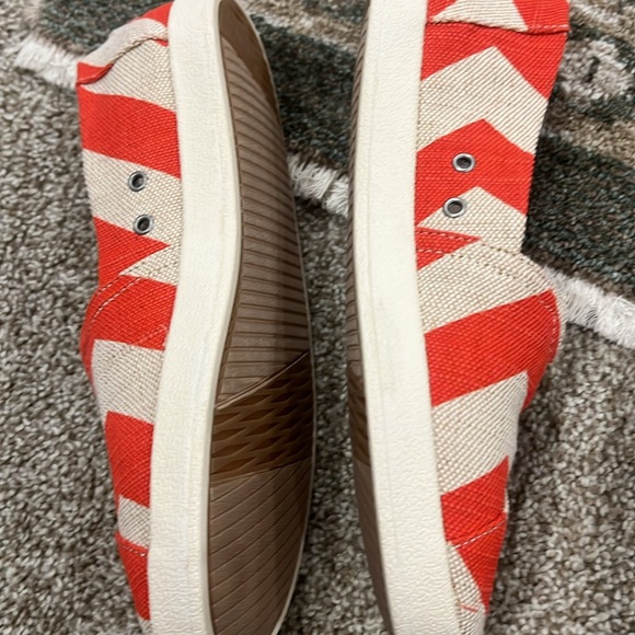 Like new Tom’s slip on size 7.5 women’s - Picture 3 of 9